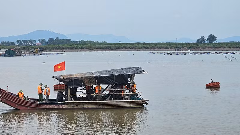 Lực lượng chức năng ở Thanh Hóa triển khai đôn đốc, hướng dẫn tàu cá, người trên lồng nuôi thủy sản di chuyển vào nơi an toàn.