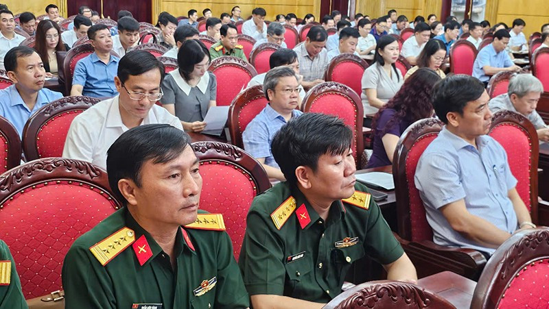 Các đại biểu học tập, quán triệt các nội dung giới thiệu tại Hội nghị. 1.jpg