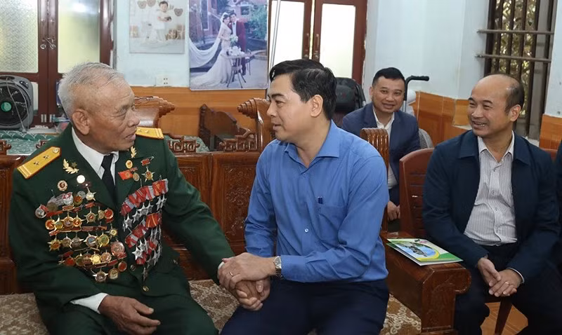 2-tham-anh-hung-pham-van-tho.jpg