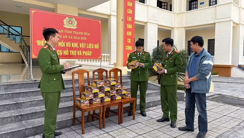 Công an kiểm tra, kê biên số lượng pháo hoa nổ công dân tự giác giao nộp.