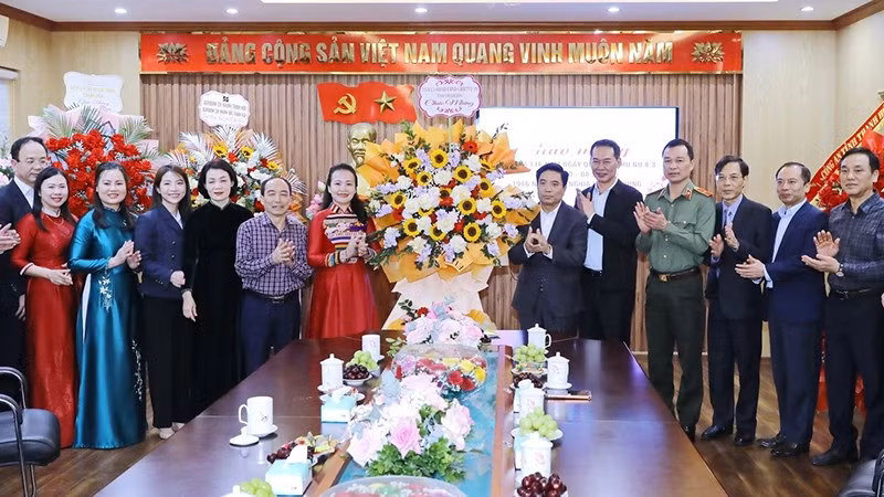 Đoàn công tác của tỉnh Thanh Hóa tặng hoa chúc mừng hội viên, phụ nữ nhân ngày 8/3.