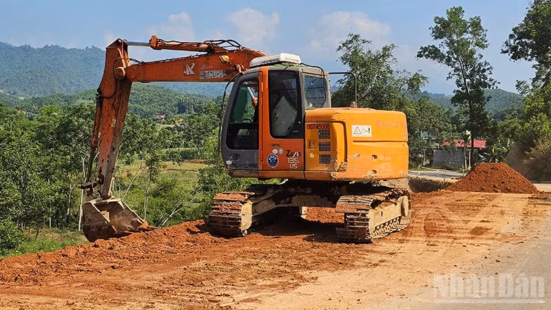 Nhân lực cùng phương tiện cơ giới khắc phục điểm sạt lở đường giao thông ở thượng du Thanh Hóa. (Ảnh: Mai Luận)