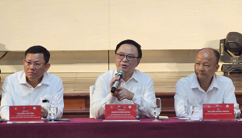 Đoàn chủ tọa điều hành, trao đổi tại diễn đàn. 1.jpg