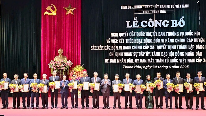 Lãnh đạo Tỉnh ủy Thanh Hóa trao quyết định cho các đồng chí được chỉ định giữ chức Bí thư Đảng bộ xã. 4-b.jpg