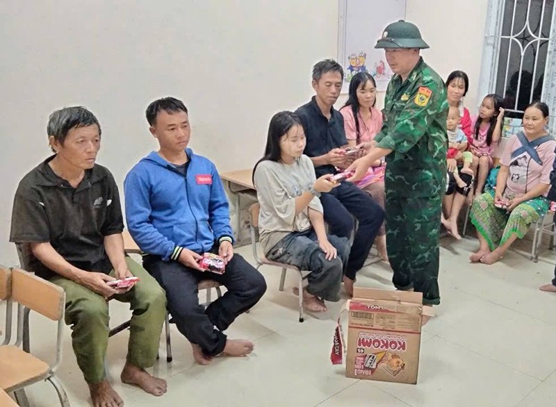 Bộ đội Biên phòng cấp phát nhu yếu phẩm cho người dân bản Ún, xã Mường Lý. 1.jpg