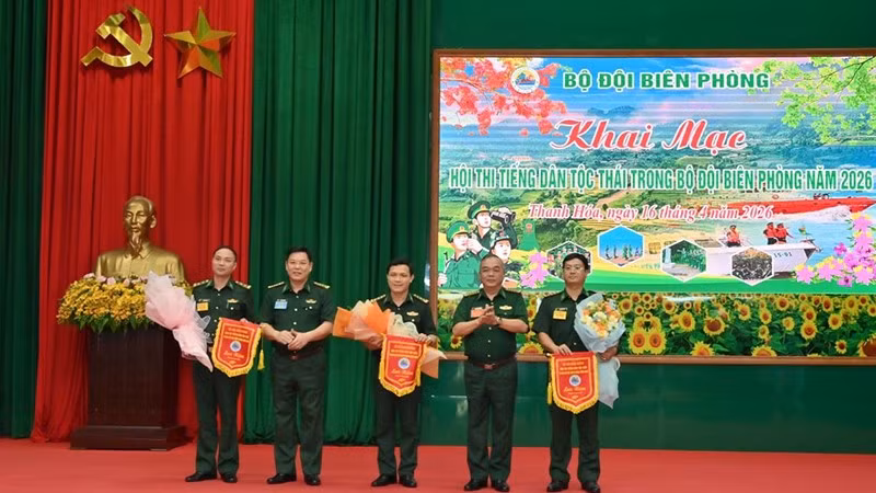 Ban Tổ chức tặng cờ lưu niệm cho đơn vị Biên phòng dự thi tiếng dân tộc Thái.