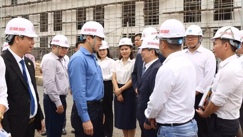 Chủ tịch tỉnh Thanh Hóa trao đổi với chủ đầu tư, nhà thầu thi công dự án.