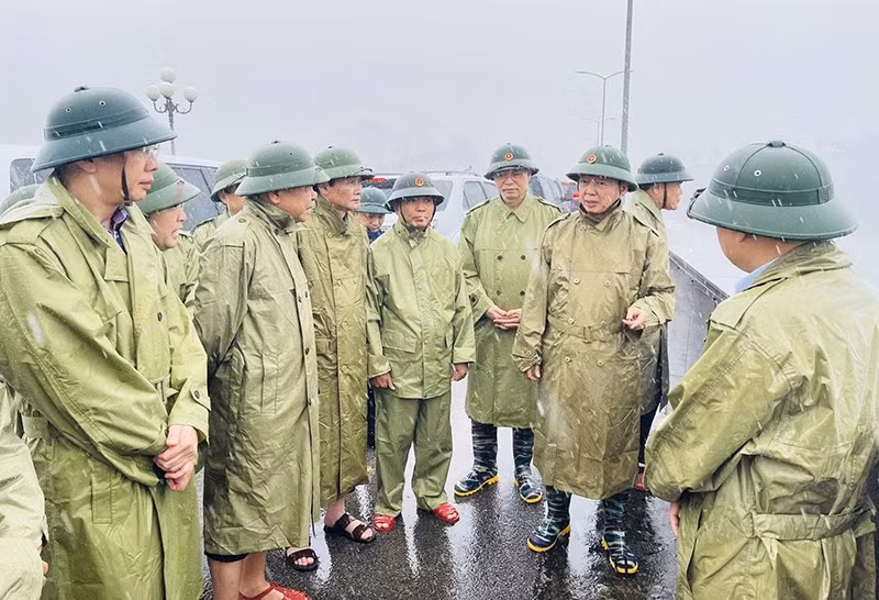 Phó Thủ tướng kiểm tra, trao đổi trên công trình thủy lợi. thủy điện Cửa Đạt.