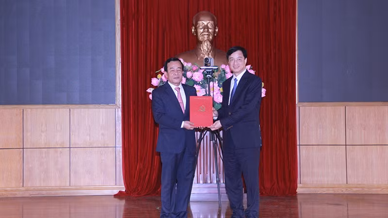 Lãnh đạo Ban Tổ chức Trung ương trao quyết định đồng chí Lê Đức Thái, Bí thư Tỉnh ủy Thanh Hóa.