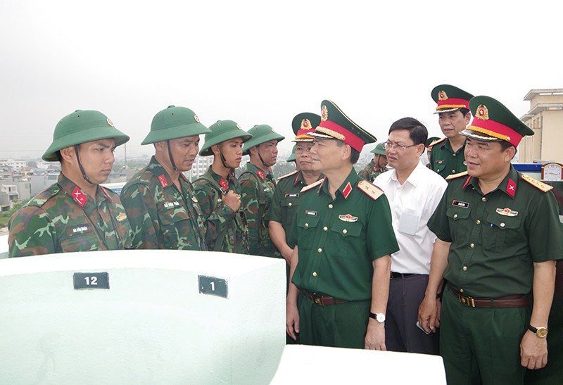 Đoàn kiểm tra trao đổi với cán bộ, nhân viên khẩu đội phòng không ở Thanh Hóa.