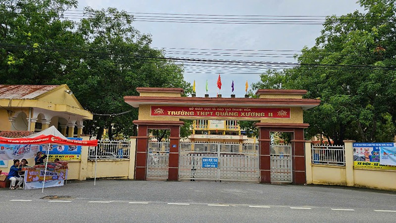 Bên ngoài địa điểm thi Trường trung học phổ thông Quảng Xương 2 trong ngày thi thứ 2. 3.jpg