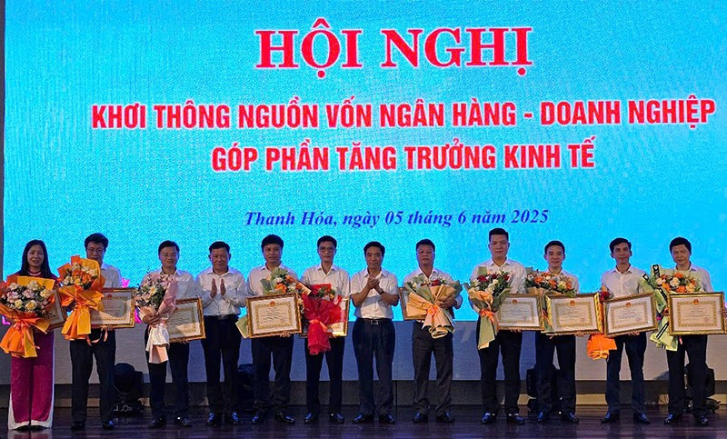 Lãnh đạo tỉnh Thanh Hóa trao tặng Bằng khen cho các doanh nghiệp chung tay vì người nghèo.