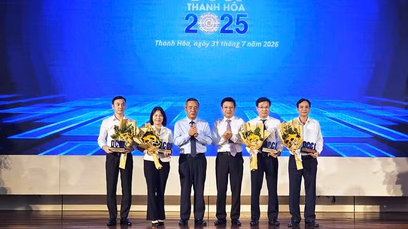 Lãnh đạo tỉnh Thanh Hóa trao biểu trưng, tặng hoa chúc mừng bốn ngành cấp tỉnh dẫn đầu bảng xếp hạng.