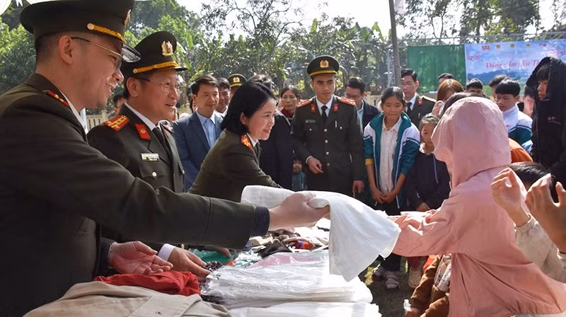 Công an cấp phát hàng hóa cho người dân xã Xuân Thái.