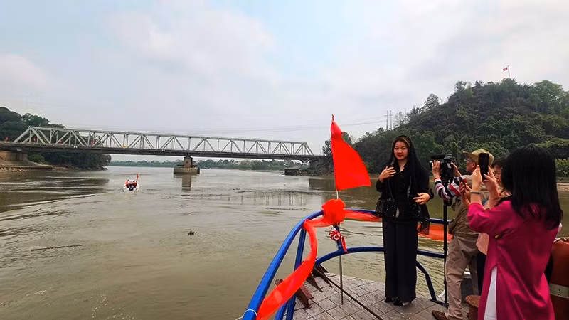 Cây cầu Hàm Rồng lịch sử cùng tour du lịch trên sông Mã hấp dẫn khách du lịch.