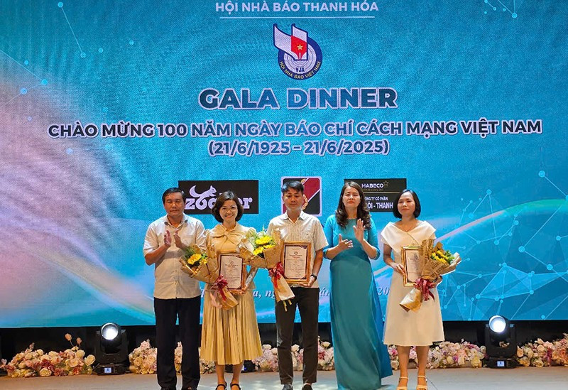 Lãnh đạo Ban Tuyên Giáo và Dân vận Tỉnh ủy, Thường trực Hội Nhà báo tỉnh Thanh Hóa trao phần thưởng cho các tác giả có tác phẩm ảnh đoạt giải B.