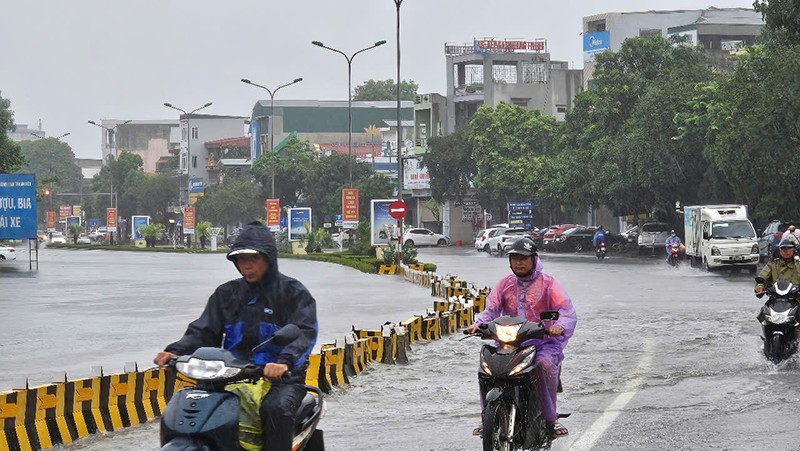Đầu cầu vượt đường sắt ở trung tâm tỉnh lỵ Thanh Hóa ngập nước sâu một làn đường. 2-di-trai.jpg