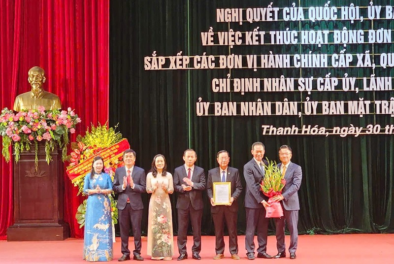 Phó Thủ tướng Chính phủ trao Nghị quyết của Quốc hội về sắp xếp đơn vị hành chính cấp xã cho tỉnh Thanh Hóa. 2-long-trao.jpg