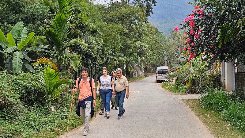 Người nước ngoài đi bộ, trải nghiệm hệ sinh thái ở xã Pù Luông, tỉnh Thanh Hóa.