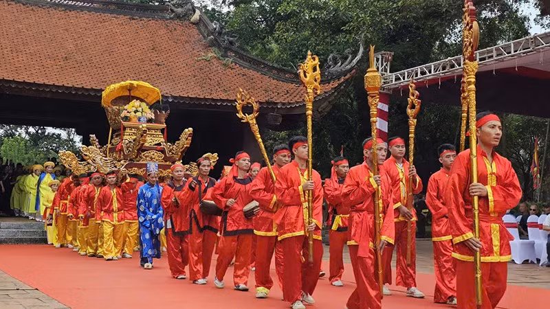 Rước kiệu Lê Lai về Lam Kinh cùng phối tế.