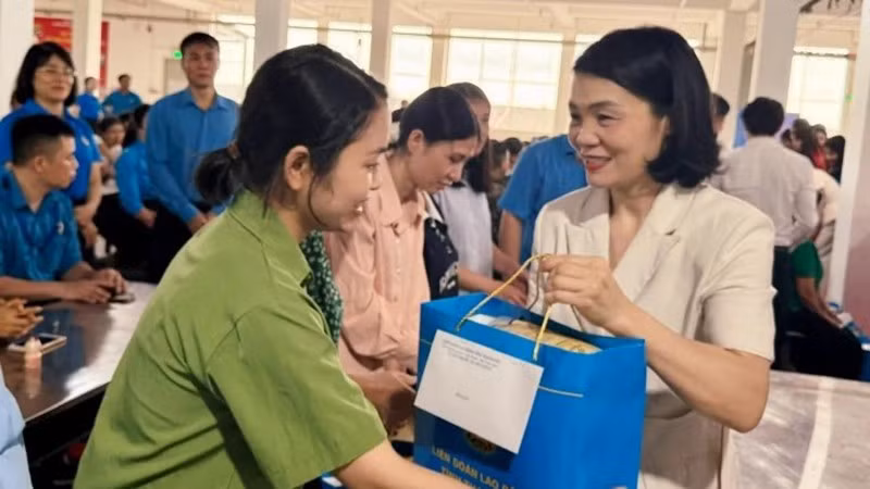 Lãnh đạo Mặt trận Tổ quốc tỉnh Thanh Hóa trao tặng quà cho công nhân.