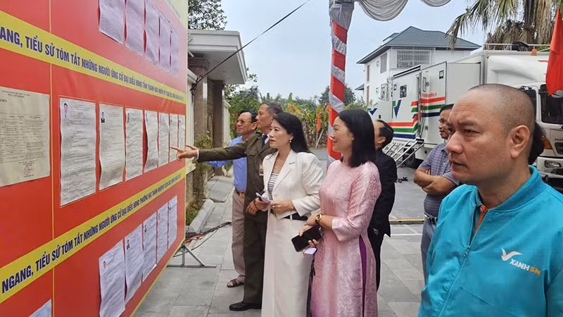 Cử tri Thanh Hóa tìm hiểu thông tin về những người ứng cử đại biểu Quốc hội, Hội đồng nhân dân các cấp, nhiệm kỳ 2026-2031.