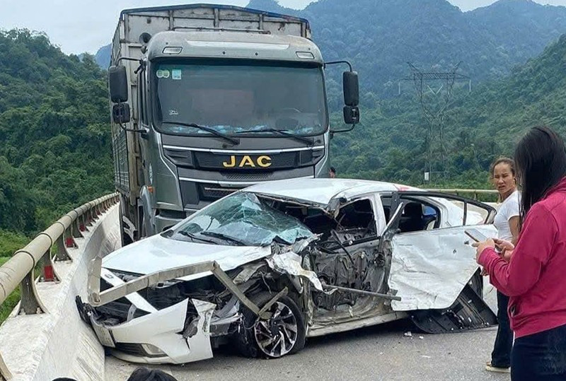 Xe con biến dạng sau đâm va liên hoàn.