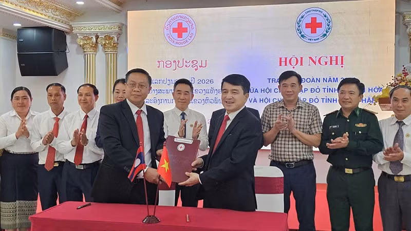 Đại diện Hội Chữ thập đỏ Thanh Hóa-Hủa Phăn ký, trao thỏa thuận hợp tác 2026-2027.