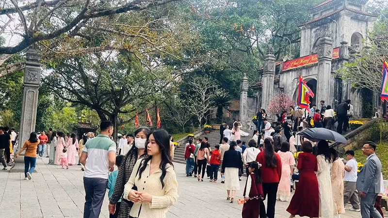 Du khách tham quan Đền Bà Triệu ở xã Triệu Lộc, tỉnh Thanh Hóa.