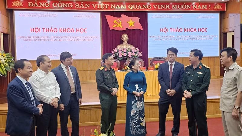Các đại biểu với đại diện gia đình cố Tổng Bí thư Lê Khả Phiêu.