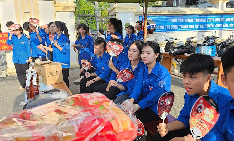 Thanh niên Thanh Hóa tham gia các hoạt động "Tiếp sức mùa thi". 2.jpg