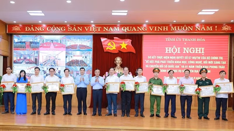Lãnh đạo tỉnh Thanh Hóa trao tặng Bằng khen cho các tập thể có thành tích xuất sắc.