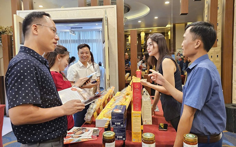 Các sản phẩm mật từ ong nuôi trên đồng triều ven biển Thanh Hóa thu hút, hấp dẫn khách hàng. 5.jpg