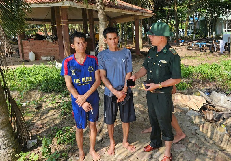 Hai ngư dân trên tàu cá bị chìm được Bộ đội Biên phòng cứu hộ, đưa vào bờ an toàn. thuyen-vien.jpg