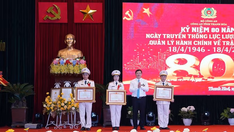 Lãnh đạo Ủy ban nhân dân tỉnh Thanh Hóa trao tặng Bằng khen cho tập thể, cá nhân có thành tích xuất sắc.