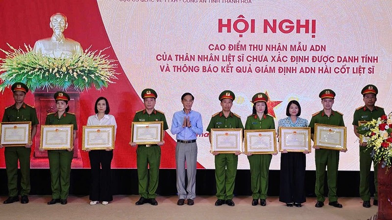 Lãnh đạo Ủy ban nhân dân tỉnh Thanh Hóa trao tặng Bằng khen cho 10 cá nhân có thành tích xuất sắc. 5-than-nhan-2270.jpg