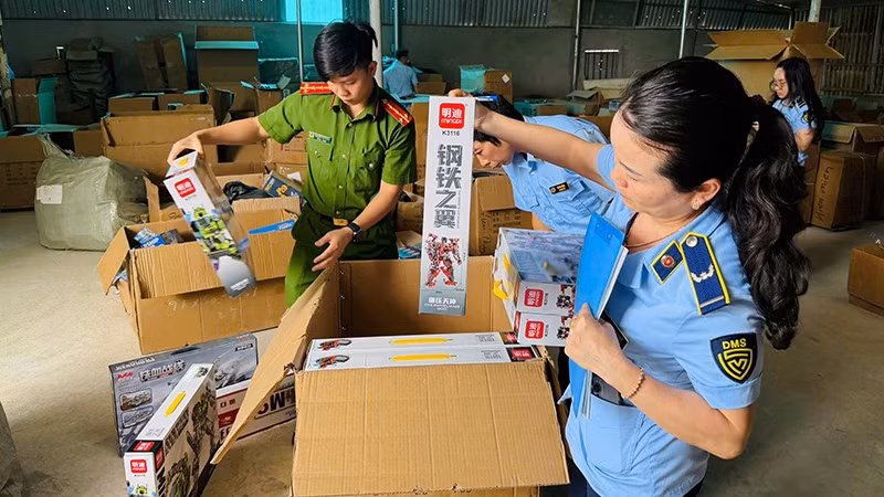 Quản lý thị trường cùng Công an kiểm tra nhóm hàng hóa là đồ chơi. ( Ảnh: Công an Thanh Hóa)