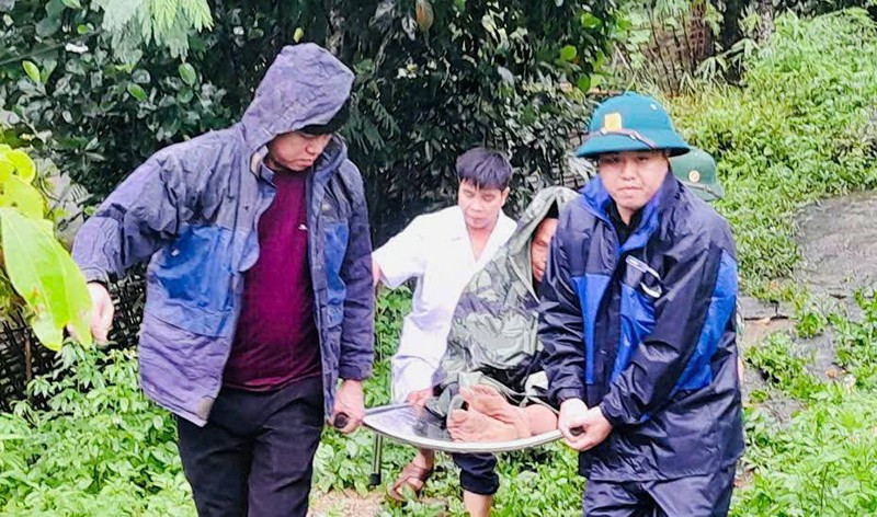 Lực lượng chức năng xã Quang Chiểu di chuyển người cao tuổi đến nơi tránh trú an toàn. 3.jpg