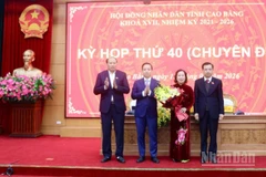 Lãnh đạo tỉnh Cao Bằng tặng hoa chúc mừng đồng chí Hà Nhật Lệ, Phó Chủ tịch Ủy ban nhân dân tỉnh Cao Bằng.