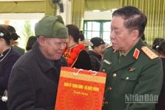 Đại tướng Nguyễn Trọng Nghĩa, Chủ nhiệm Tổng cục Chính trị Quân đội nhân dân Việt Nam tặng quà gia đình chính sách ở xã Tam Kim, tỉnh Cao Bằng