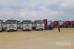 Ô-tô nhập khẩu qua Cửa khẩu quốc tế Tà Lùng, xã Phục Hòa, tỉnh Cao Bằng.