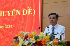 Đồng chí Bế Thanh Tịnh, Chủ tịch Hội đồng nhân dân tỉnh Cao Bằng phát biểu ý kiến tại kỳ họp.