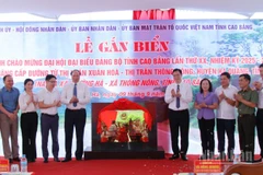 Các đại biểu gắn biển công trình chào mừng Đại hội Đảng bộ tỉnh Cao Bằng nhiệm kỳ 2025-2030.
