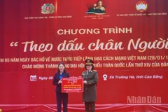 Lãnh đạo Cục Công tác Chính trị, Bộ Công an, trao tượng trưng kinh phí hỗ trợ chương trình.
