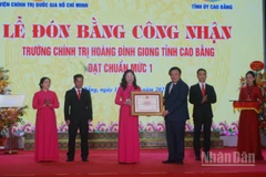 Đồng chí Nguyễn Xuân Thắng trao Bằng công nhận Trường chính trị Hoàng Đình Giong, tỉnh Cao Bằng, đạt chuẩn mức độ 1.