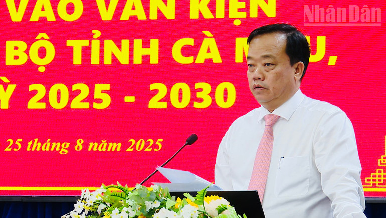 Đồng chí Huỳnh Quốc Việt, Phó Bí thư Thường trực Tỉnh ủy Cà Mau phát biểu ý kiến bế mạc Hội thảo. (Ảnh: TRỌNG DUY) ndo_tr_img-3696-1.jpg