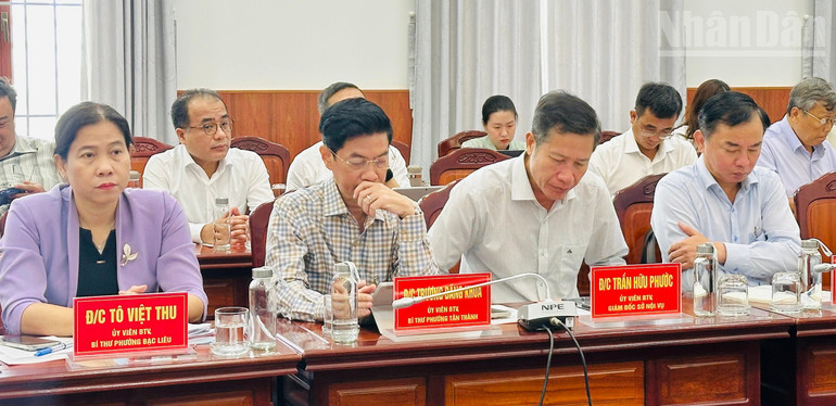 Các đồng chí trong Ban Thường vụ Tỉnh ủy cà Mau tại Hội thảo. (Ảnh: TRỌNG DUY) ndo_tr_img-3699.jpg