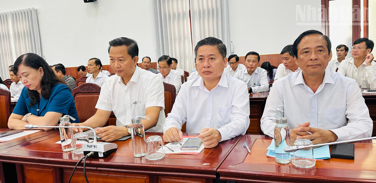 Các đồng chí trong Ban Chấp hành Tỉnh ủy Cà Mau tại Hội thảo. (Ảnh: TRỌNG DUY) ndo_tr_img-3701.jpg