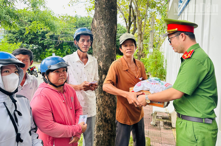 Nhiều hộ khó khăn được trao tặng quà. (Ảnh: TRỌNG DUY) ndo_tr_img-3624.jpg