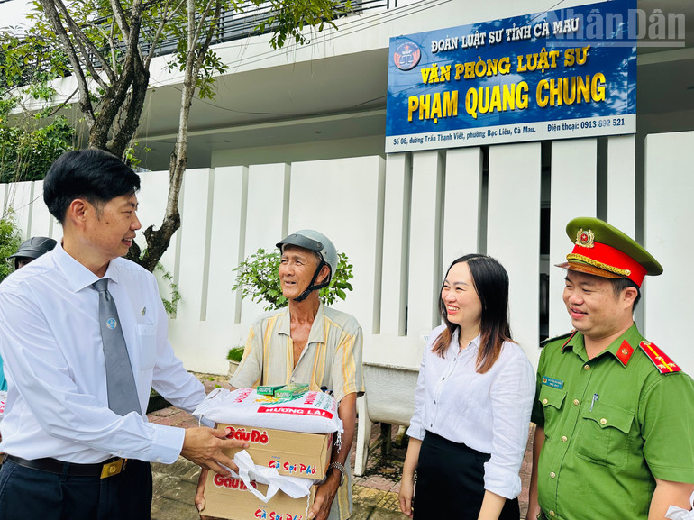 Người cao tuổi, có hoàn cảnh khó khăn rất vui được quan tâm chia sẻ, hỗ trợ. (Ảnh: TRỌNG DUY) ndo_tr_img-3625.jpg